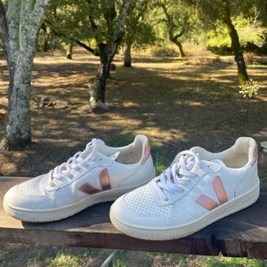 Veja white leather with rose gold V.